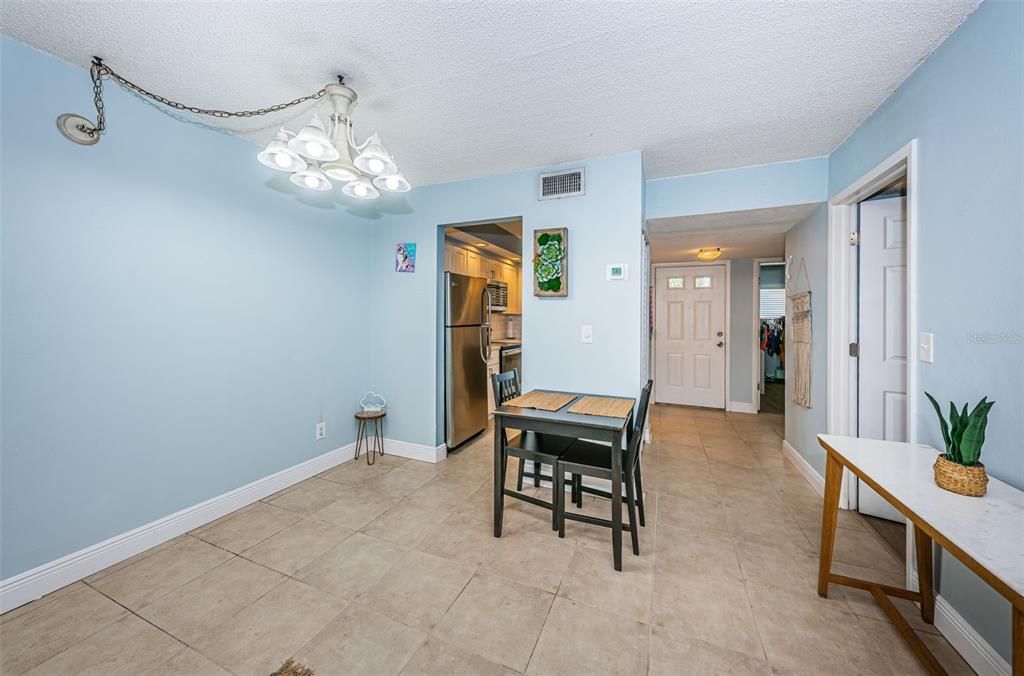 For Sale: $229,900 (2 beds, 2 baths, 840 Square Feet)
