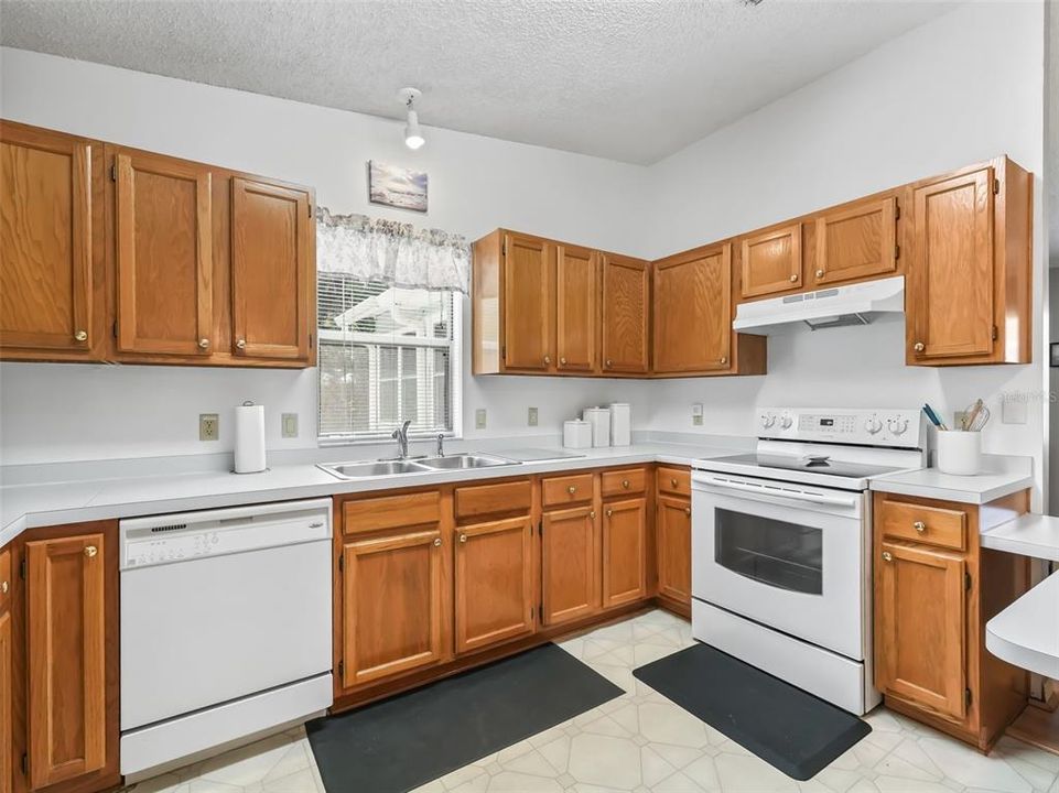 For Sale: $289,000 (2 beds, 2 baths, 1144 Square Feet)