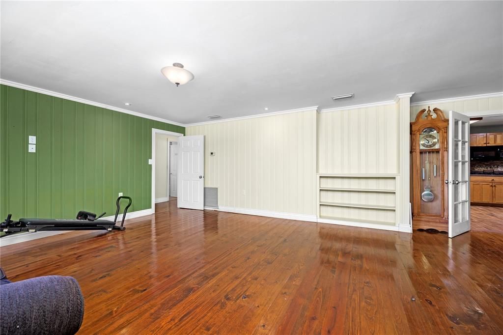 For Sale: $550,000 (3 beds, 1 baths, 2214 Square Feet)
