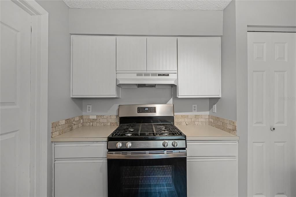 Active With Contract: $244,900 (3 beds, 2 baths, 1062 Square Feet)