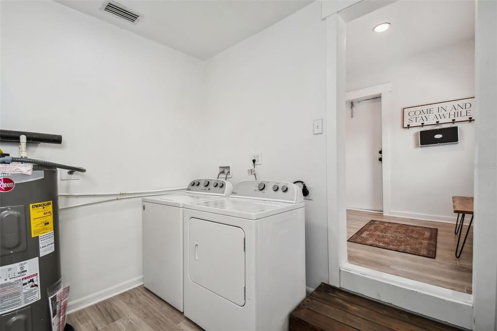 Active With Contract: $299,900 (2 beds, 1 baths, 1285 Square Feet)