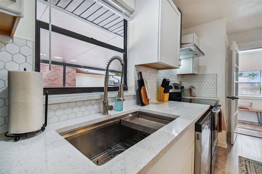 Active With Contract: $299,900 (2 beds, 1 baths, 1285 Square Feet)