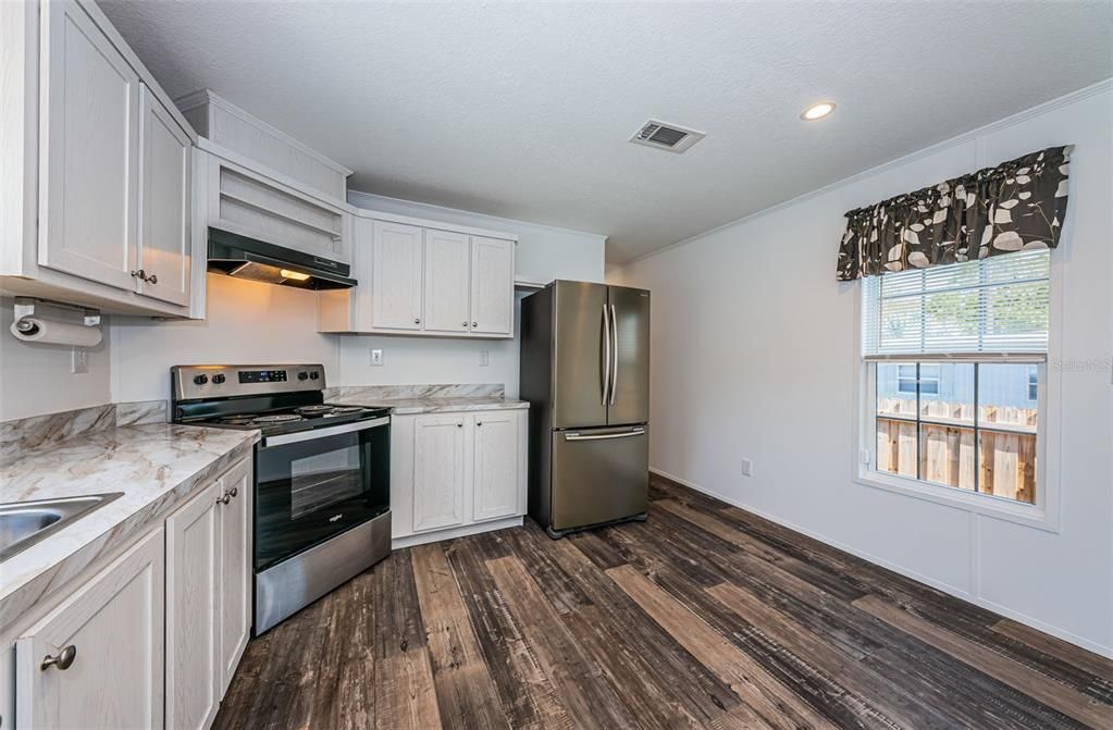 For Sale: $185,000 (2 beds, 1 baths, 728 Square Feet)