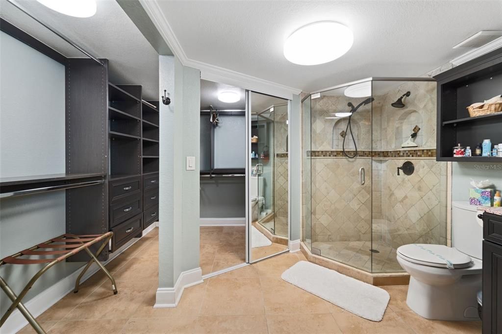 Master en-suite Bathroom with Walk-in Closet