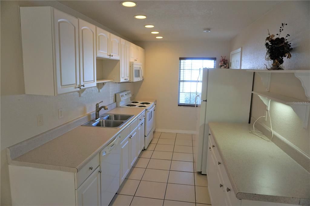 Active With Contract: $1,800 (2 beds, 1 baths, 1100 Square Feet)
