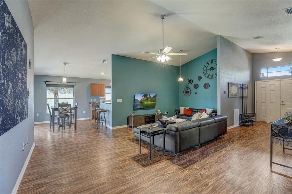 Active With Contract: $315,000 (3 beds, 2 baths, 1556 Square Feet)