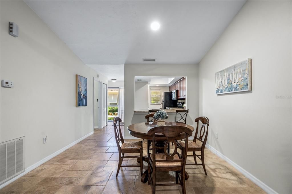 For Sale: $250,000 (2 beds, 2 baths, 936 Square Feet)