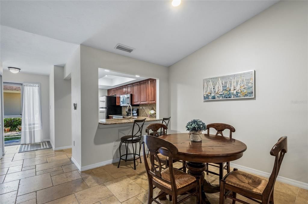 For Sale: $250,000 (2 beds, 2 baths, 936 Square Feet)