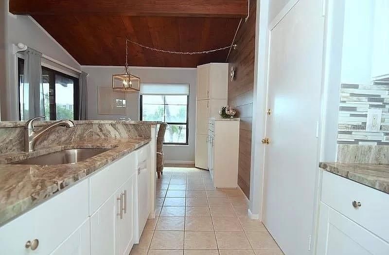 Active With Contract: $359,900 (2 beds, 1 baths, 1010 Square Feet)