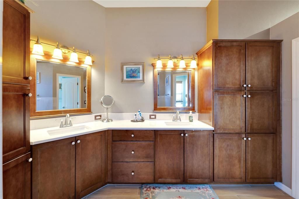 T3519436 - Double sinks & storage galore