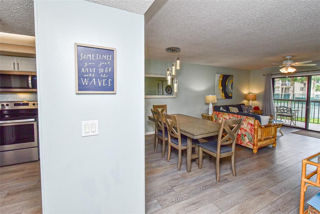 For Sale: $419,900 (2 beds, 2 baths, 1044 Square Feet)