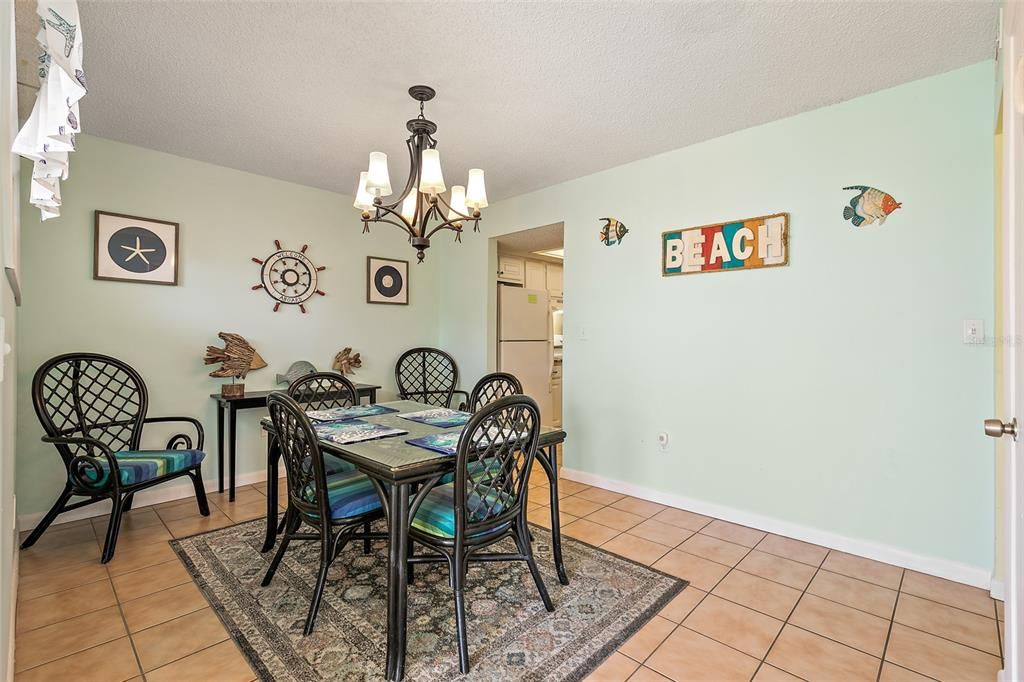 For Sale: $389,000 (2 beds, 2 baths, 1004 Square Feet)