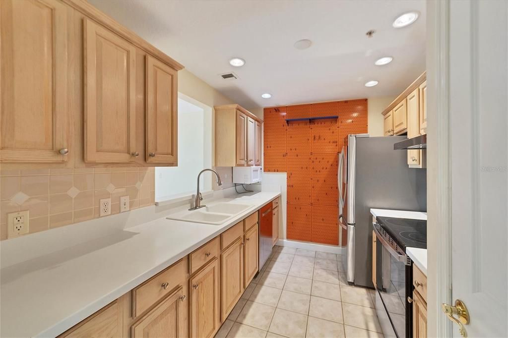 Active With Contract: $599,900 (2 beds, 2 baths, 1355 Square Feet)