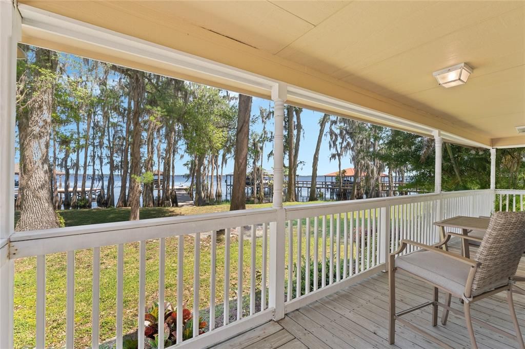 Porch with view to the lake