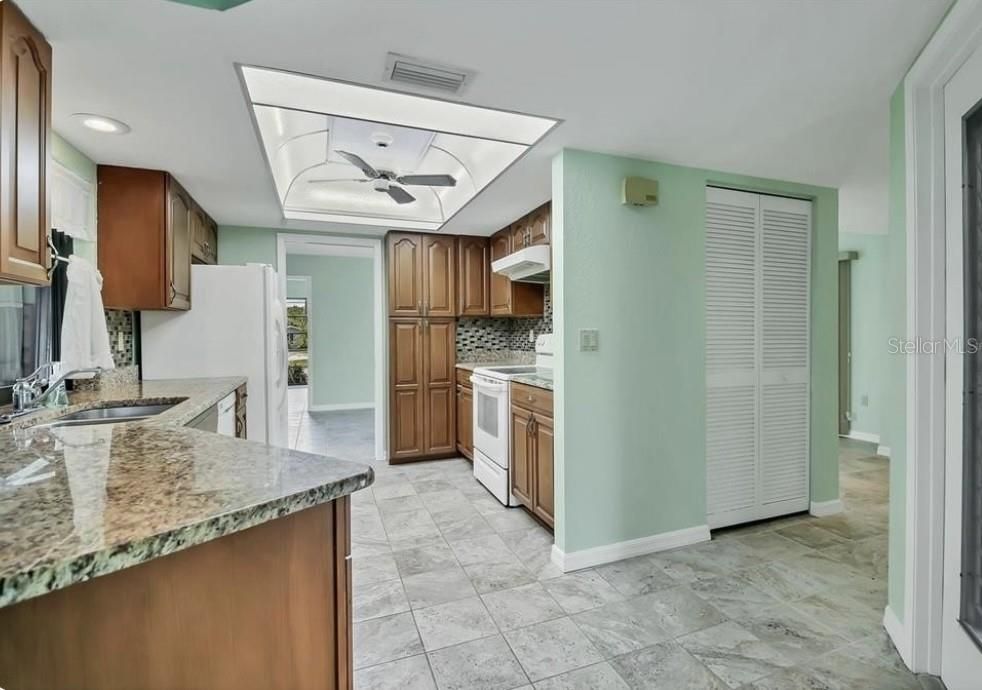 For Sale: $299,900 (2 beds, 2 baths, 1429 Square Feet)