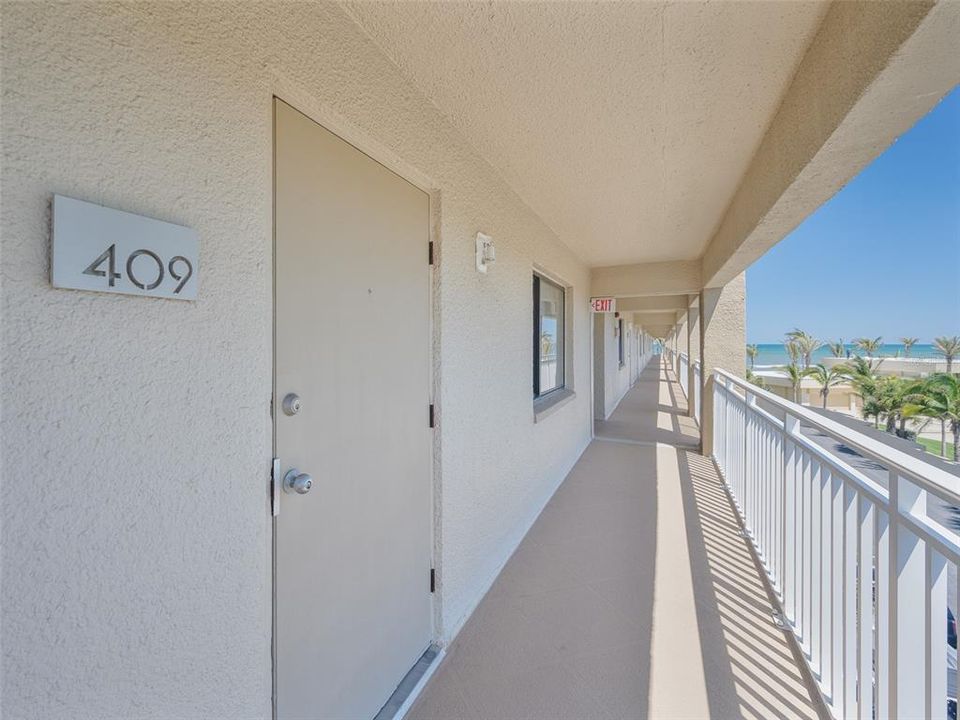Active With Contract: $409,900 (1 beds, 2 baths, 928 Square Feet)