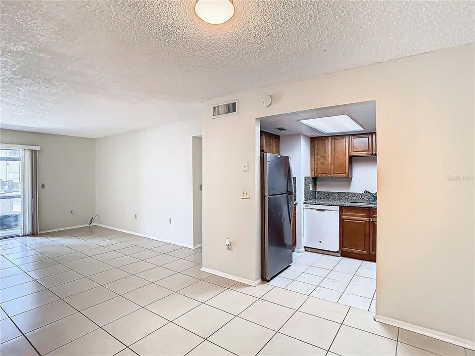 For Sale: $154,900 (2 beds, 1 baths, 826 Square Feet)