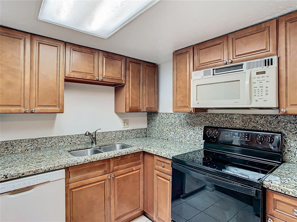 For Sale: $154,900 (2 beds, 1 baths, 826 Square Feet)