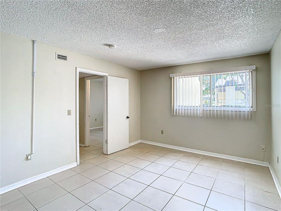 For Sale: $154,900 (2 beds, 1 baths, 826 Square Feet)