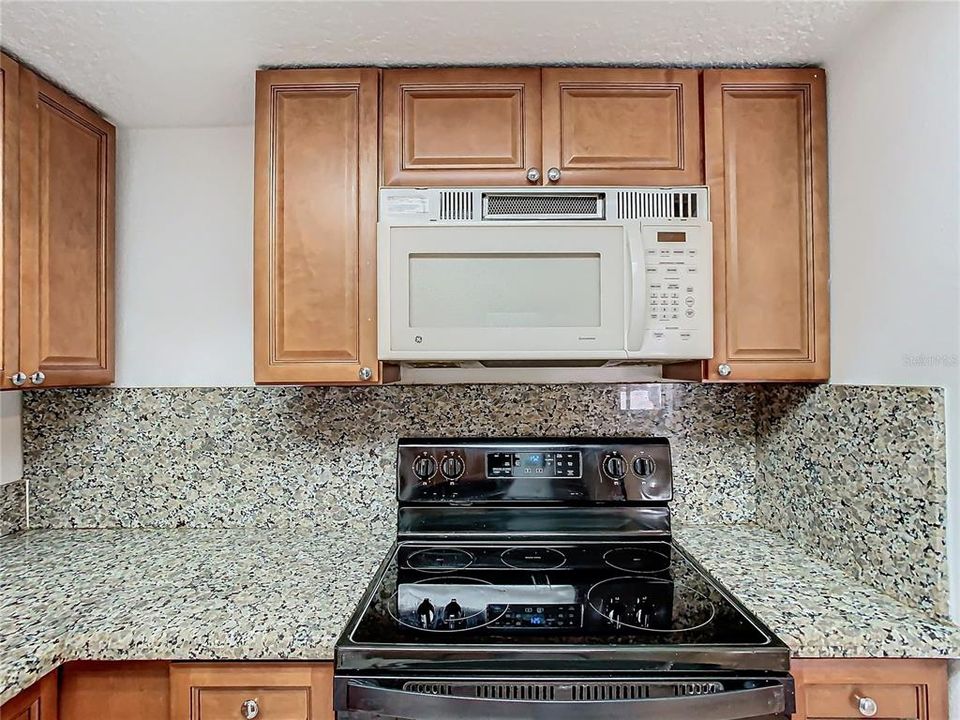 Active With Contract: $152,500 (2 beds, 1 baths, 826 Square Feet)