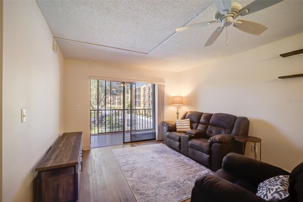 For Sale: $307,000 (2 beds, 2 baths, 1000 Square Feet)