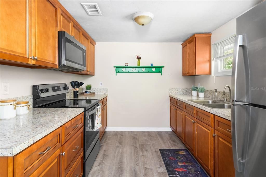 Active With Contract: $205,000 (3 beds, 1 baths, 1267 Square Feet)