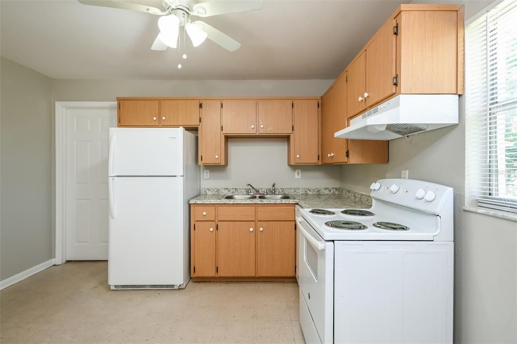 For Sale: $180,000 (3 beds, 1 baths, 1075 Square Feet)