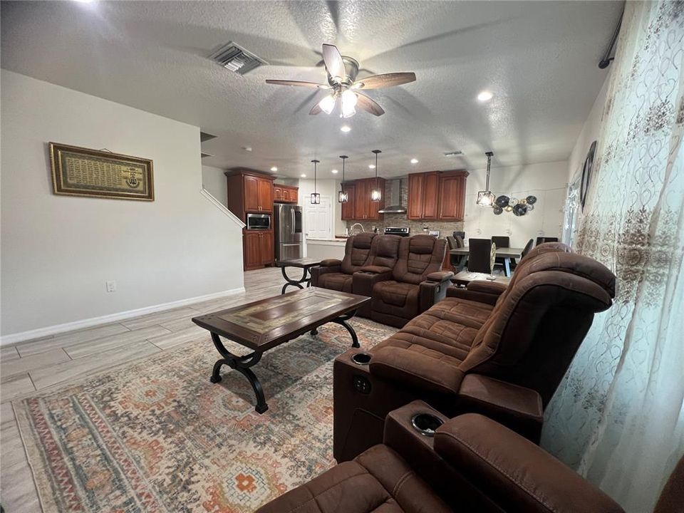 For Sale: $539,000 (5 beds, 3 baths, 2880 Square Feet)