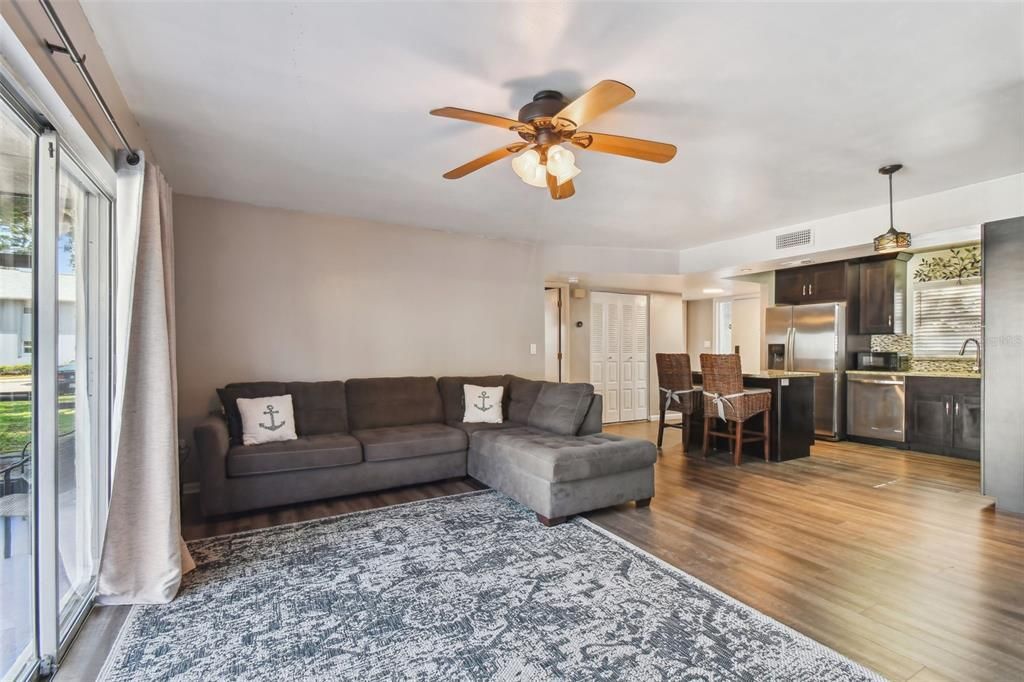 For Sale: $225,000 (2 beds, 2 baths, 990 Square Feet)
