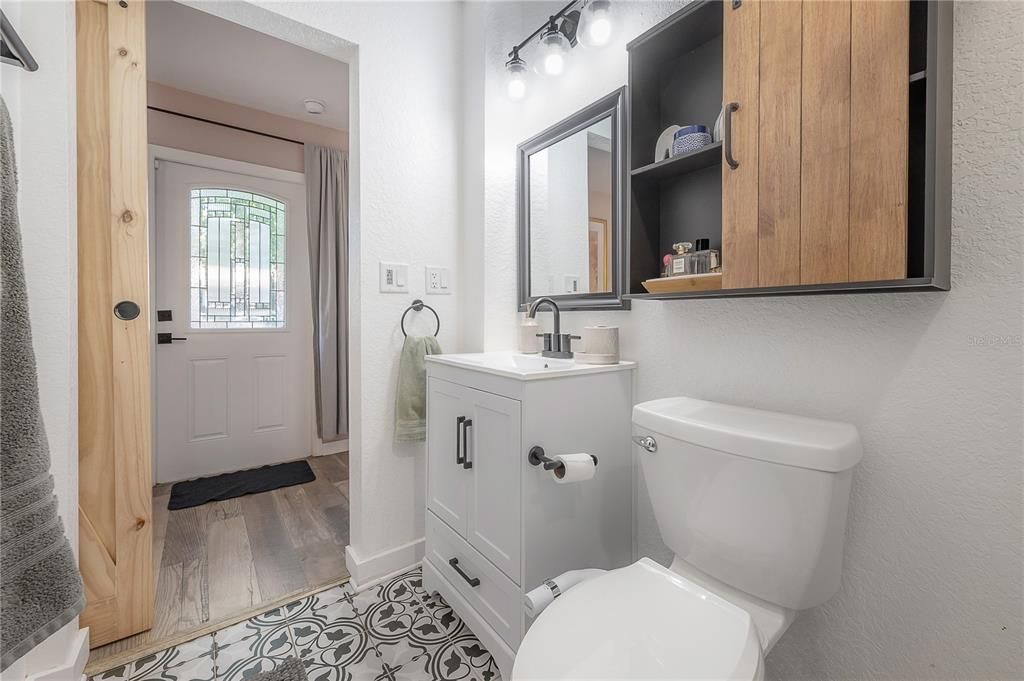 Active With Contract: $383,000 (3 beds, 2 baths, 1086 Square Feet)