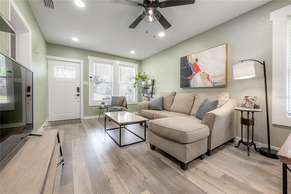 Recently Sold: $383,000 (3 beds, 2 baths, 1086 Square Feet)