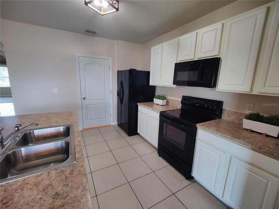 Active With Contract: $2,299 (3 beds, 2 baths, 1672 Square Feet)