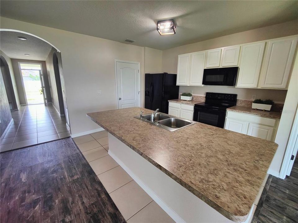 Active With Contract: $2,299 (3 beds, 2 baths, 1672 Square Feet)