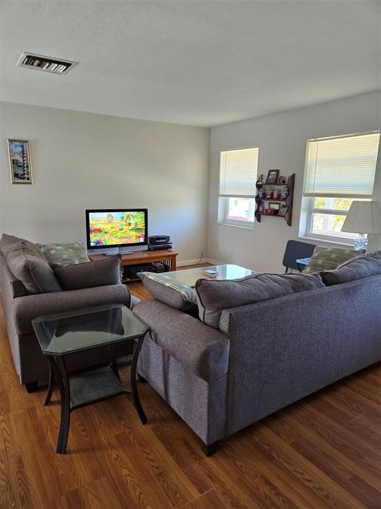 Active With Contract: $253,500 (3 beds, 2 baths, 1284 Square Feet)