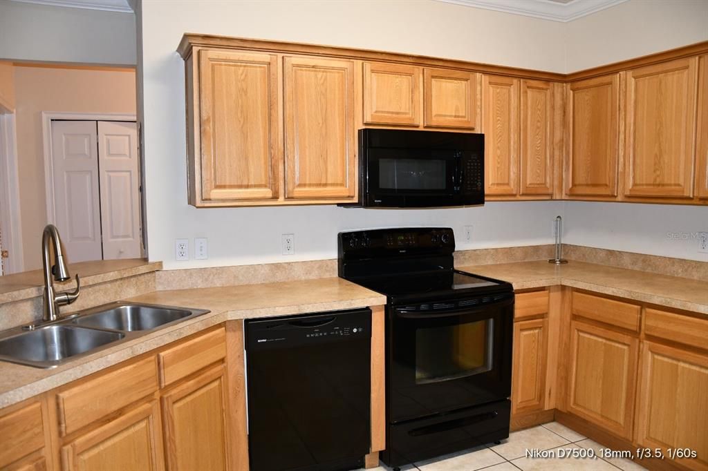 For Rent: $1,295 (1 beds, 1 baths, 700 Square Feet)