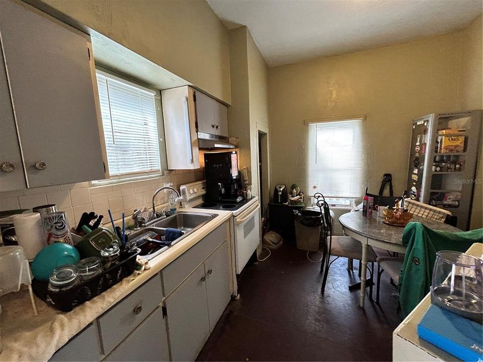 For Sale: $101,000 (2 beds, 1 baths, 830 Square Feet)