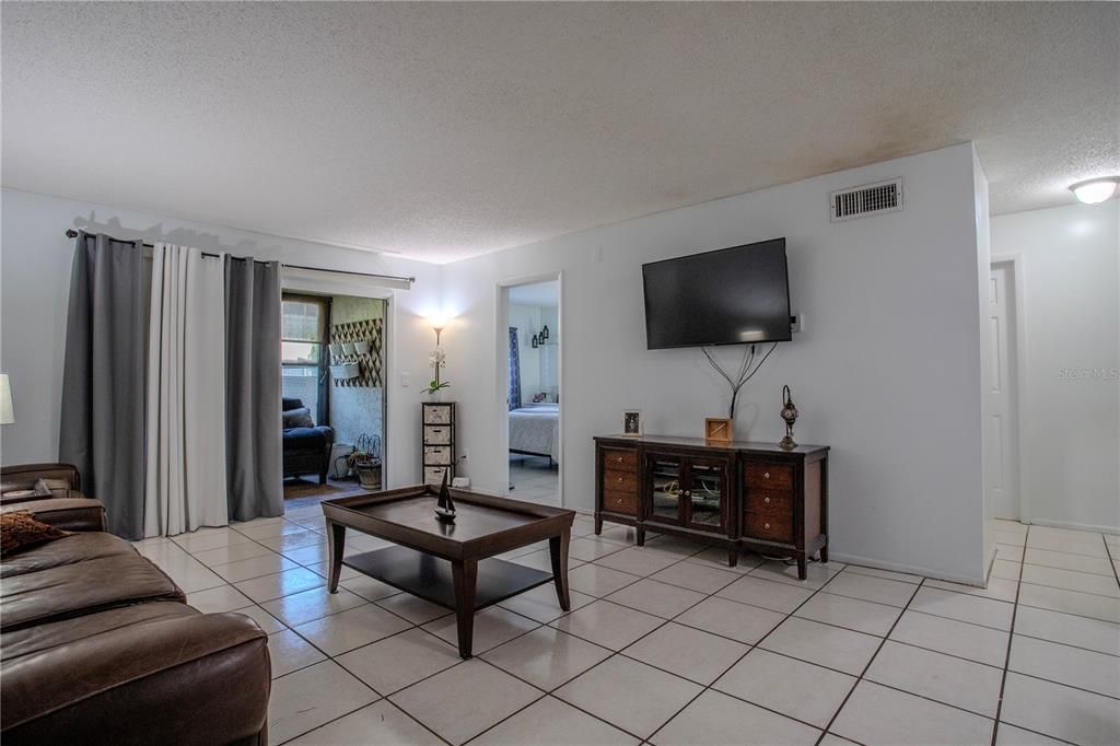 Active With Contract: $180,000 (1 beds, 1 baths, 742 Square Feet)