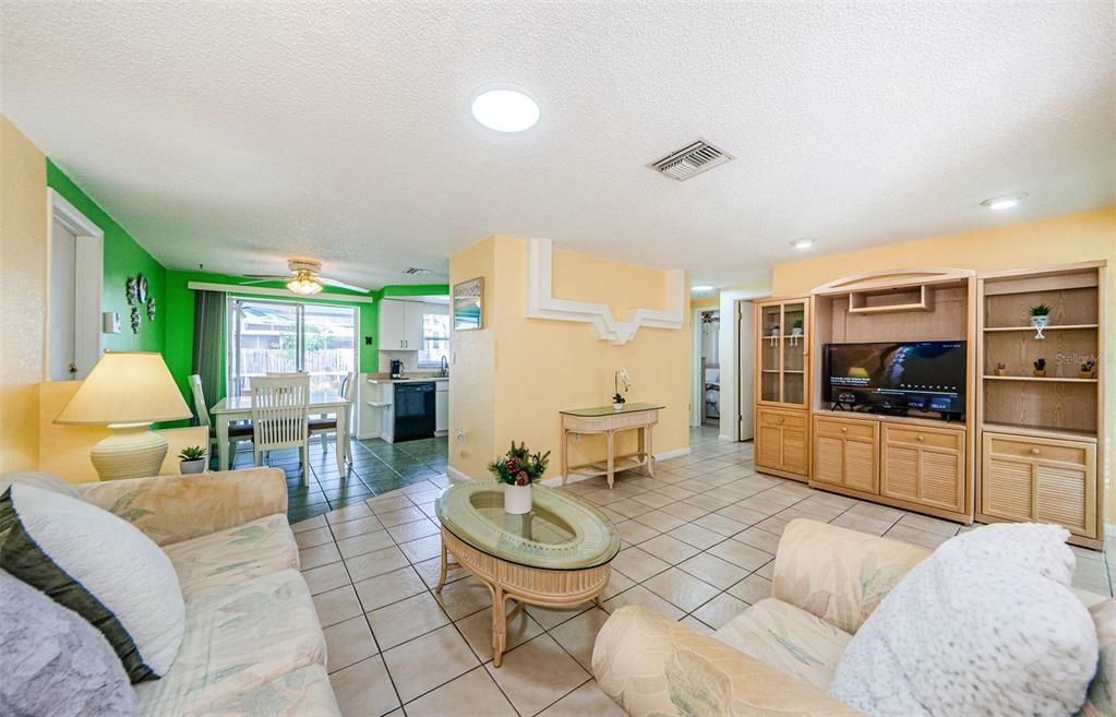 For Sale: $264,000 (2 beds, 1 baths, 880 Square Feet)
