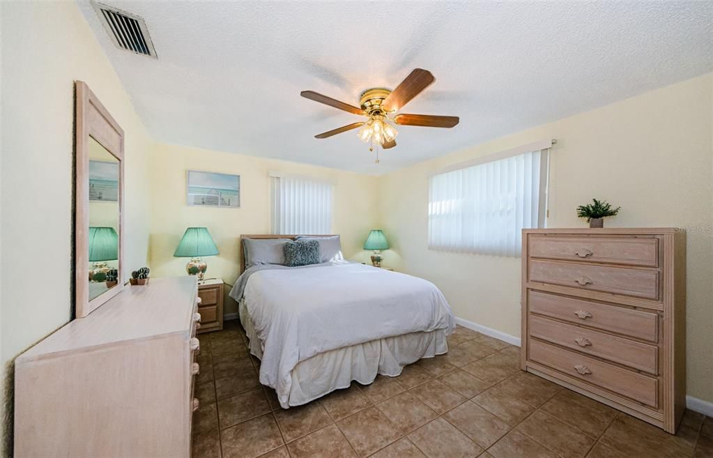 For Sale: $264,000 (2 beds, 1 baths, 880 Square Feet)