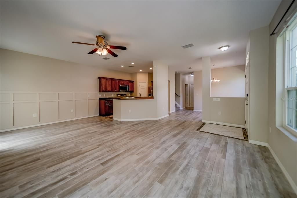 Active With Contract: $305,000 (3 beds, 2 baths, 1686 Square Feet)