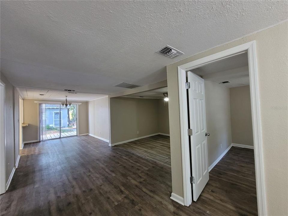 Active With Contract: $1,575 (3 beds, 1 baths, 1493 Square Feet)