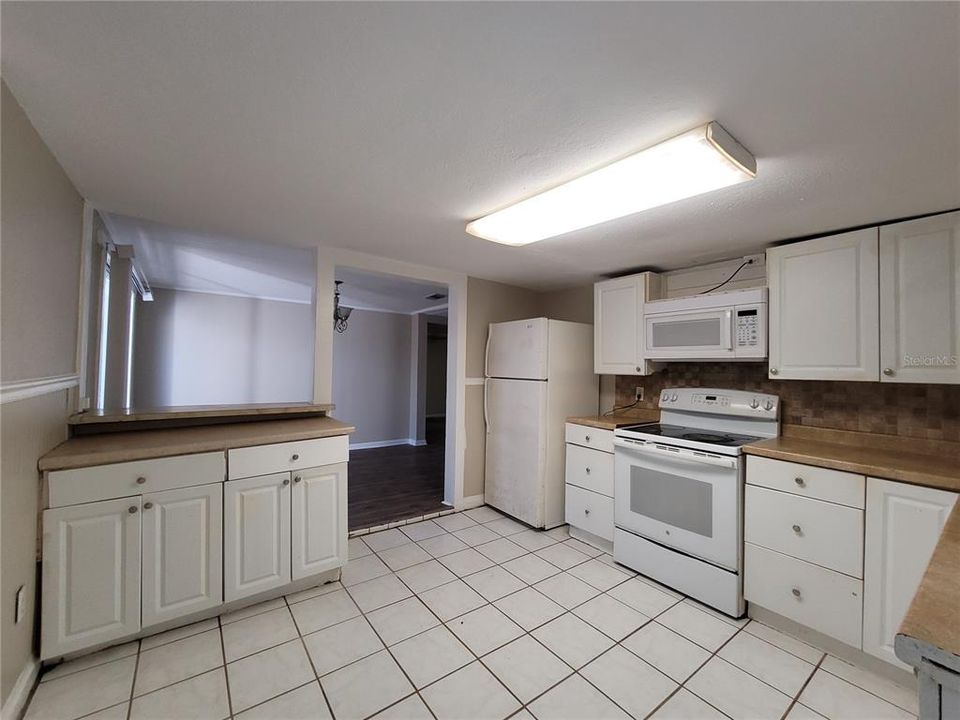 Active With Contract: $1,575 (3 beds, 1 baths, 1493 Square Feet)