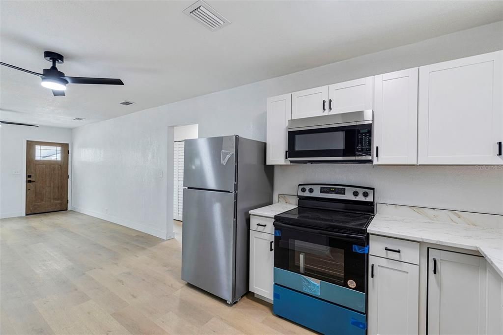 Active With Contract: $274,900 (2 beds, 1 baths, 920 Square Feet)