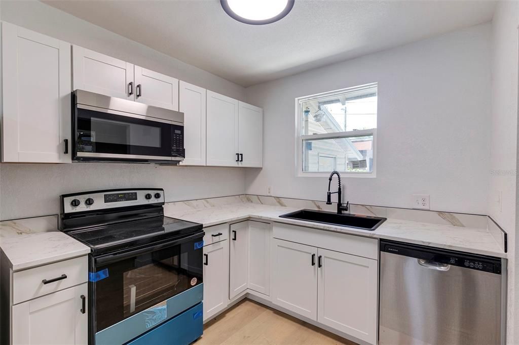 Active With Contract: $274,900 (2 beds, 1 baths, 920 Square Feet)
