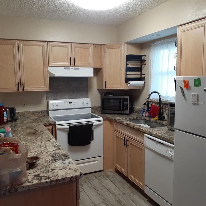 For Sale: $199,000 (2 beds, 1 baths, 912 Square Feet)
