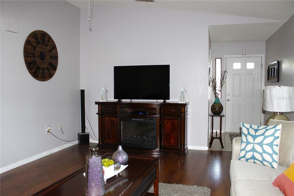 For Sale: $260,000 (2 beds, 2 baths, 1283 Square Feet)