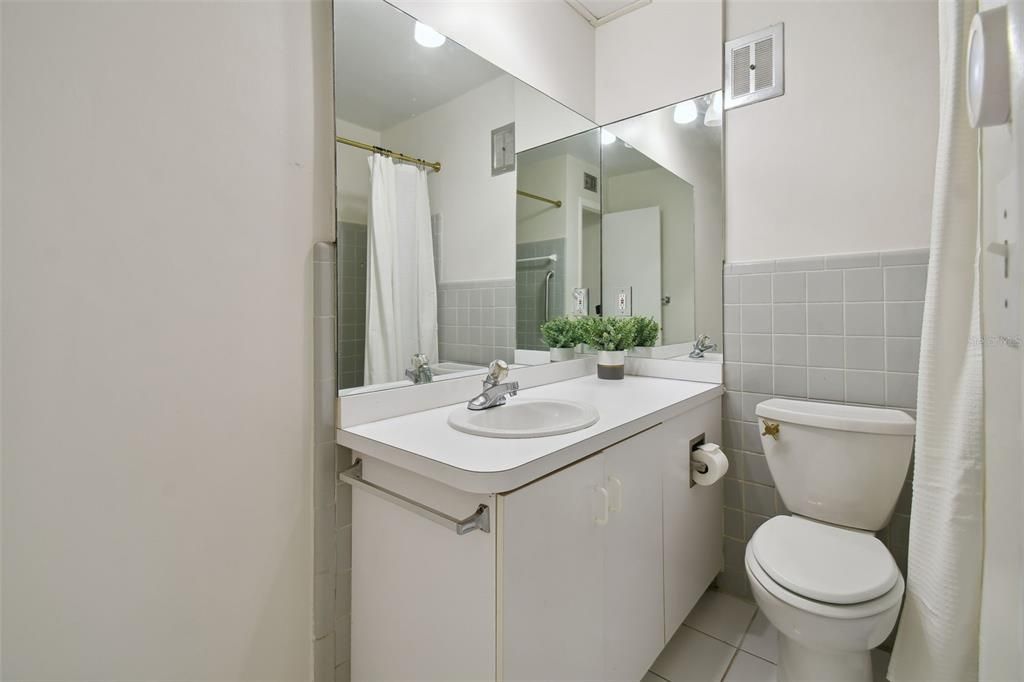 Active With Contract: $175,000 (1 beds, 1 baths, 644 Square Feet)