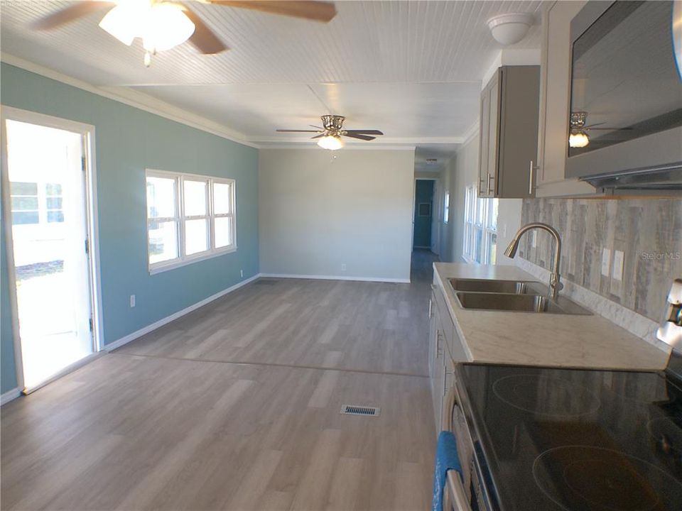 For Sale: $114,999 (2 beds, 1 baths, 672 Square Feet)