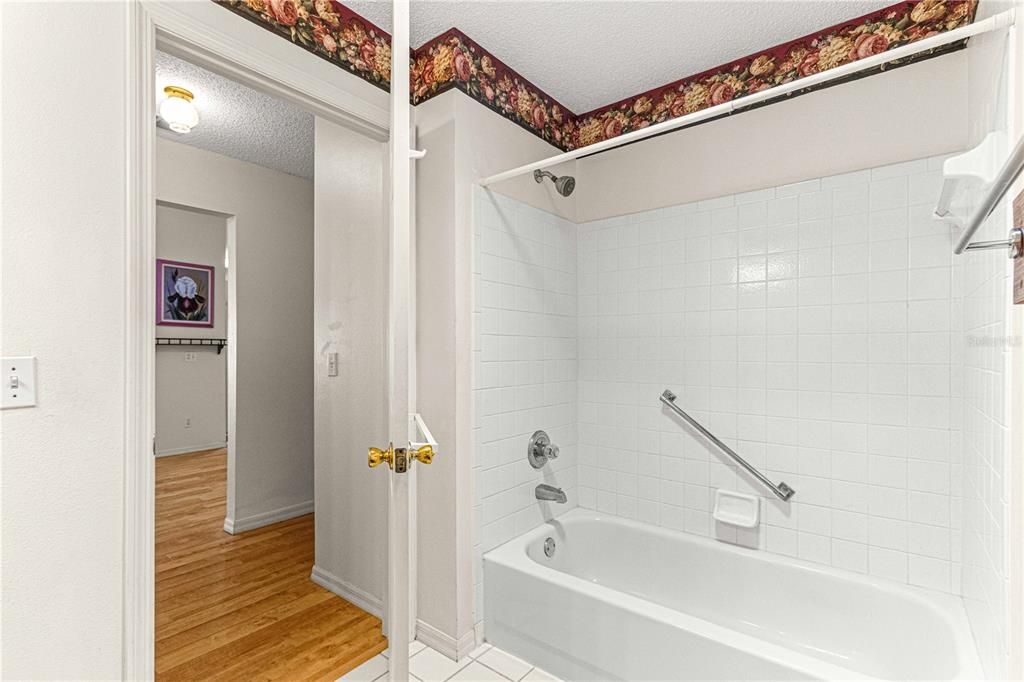 Guest Bath w/Tub & Tile Surround