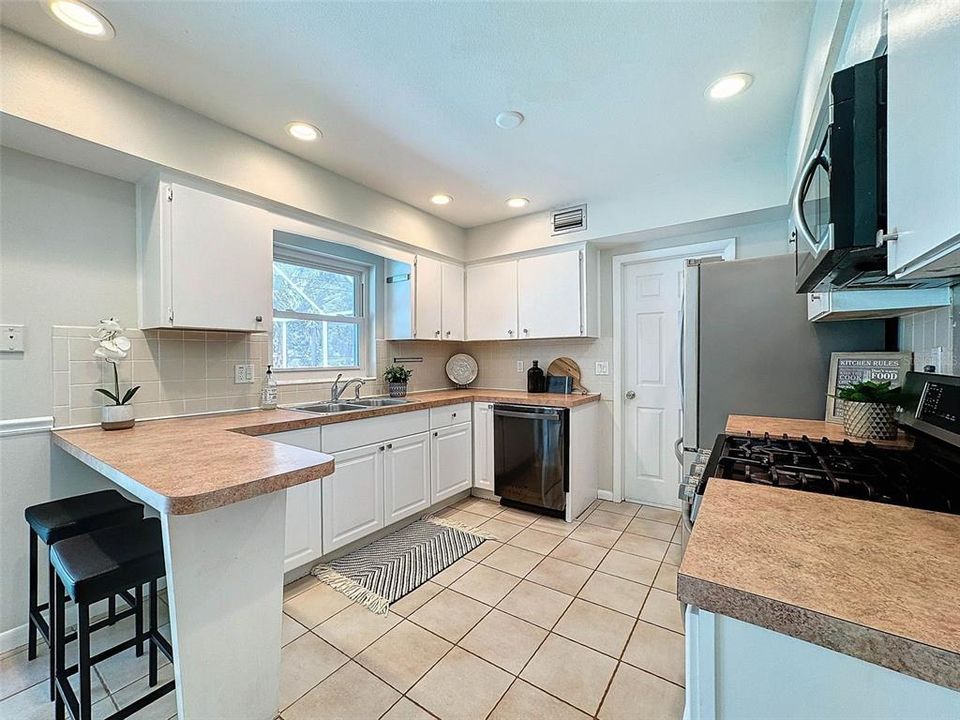 For Sale: $549,900 (4 beds, 2 baths, 1594 Square Feet)
